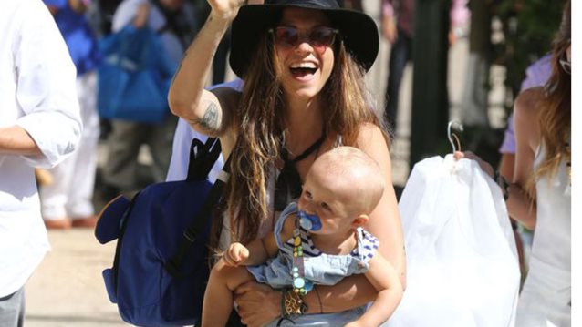 Σοφία Καρβέλα: Αγκαλιά με τα δυο της παιδιά