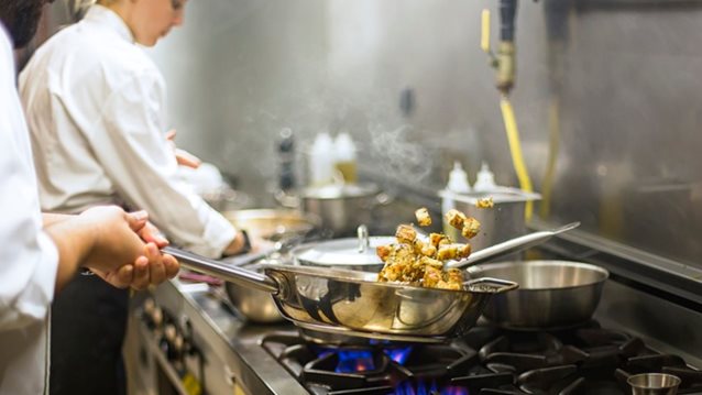 Οι νέοι κανόνες των εστιατορίων και των μπαρ: Η εστίαση κάνει restart μετά από 2,5 μήνες.