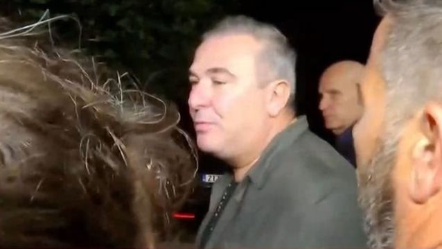 Η στιγμή που ο Αντώνης Ρέμος αποχωρεί σοκαρισμένος μετά την κατάρρευση της Μαρινέλλας