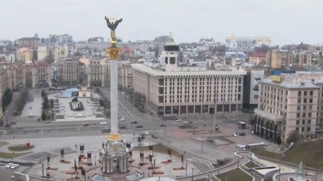 Πόλεμος στην Ουκρανία: Εκρήξεις και σειρήνες στο Κίεβο που ετοιμάζεται για την τελική εισβολή - Ανοίγουν ανθρωπιστικές οδούς