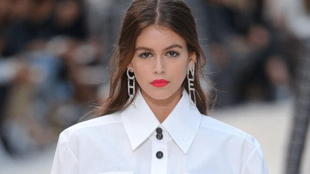 Kaia Gerber: 10 φορές που η κόρη της Cindy Crawford απέδειξε πως είναι το απόλυτο beauty icon
