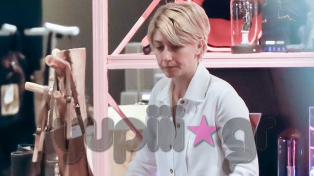 Σία Κοσιώνη: Χαλαρή βόλτα με τον γιο της! Δείτε την σε καθημερινές στιγμές