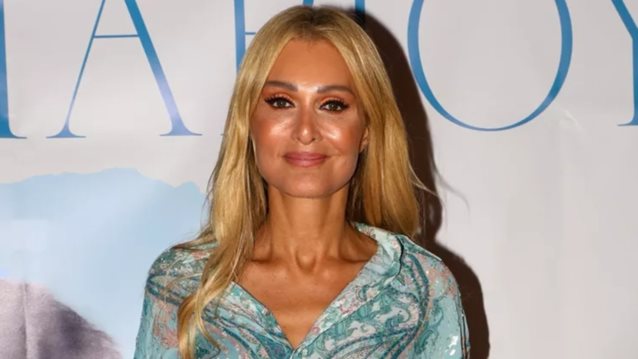 Η Νατάσα Θεοδωρίδου με ψηλόμεσο denim στην απόχρωση που όλες θέλουμε