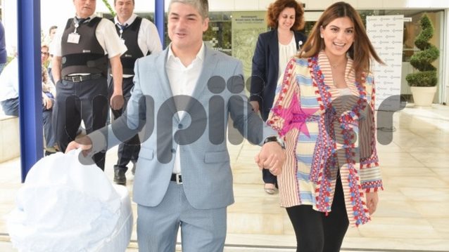 Σταματίνα Τσιμτσιλή: Η έξοδος από το μαιευτήριο: Με τον γιο της και τον Θέμη Σοφό στο πλευρό της!