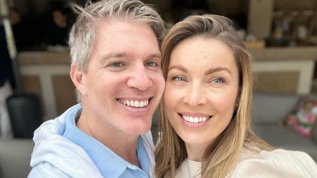 Μαριέττα Χρουσαλά – Λέων Πατίτσας | Στα σοκάκια της Μυκόνου με τα κατάξανθα παιδιά τους