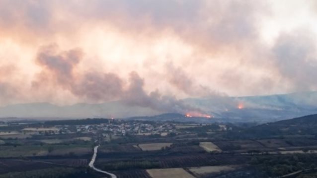 Για τρίτη ημέρα μάχη με τις φλόγες στην Αλεξανδρούπολη: Τρία τα μεγάλα μέτωπα, "ακραίες οι καιρικές συνθήκες"