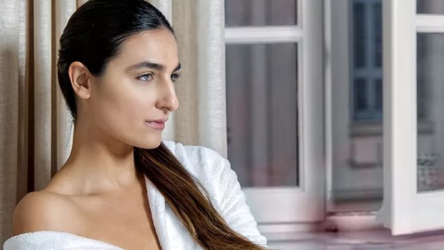 Θες λαμπερή επιδερμίδα στις γιορτές; H κίνηση ματ για να την αποκτήσεις