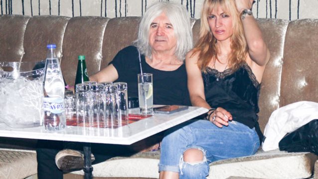 Νίκος Καρβέλας: Νυχτερινή έξοδος με νέα συνοδό: Φωτογραφίες