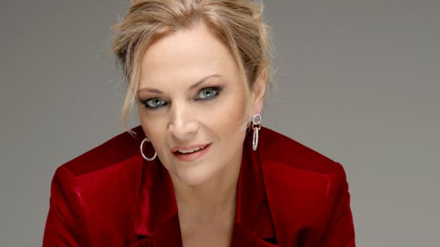 Χριστίνα Λαμπίρη: &quot;Ξέρεις τι είναι να βλέπω φωτογραφίες του εγγονού μου από κινητά και νύφη την κόρη μου από τηλέφωνα; &quot;