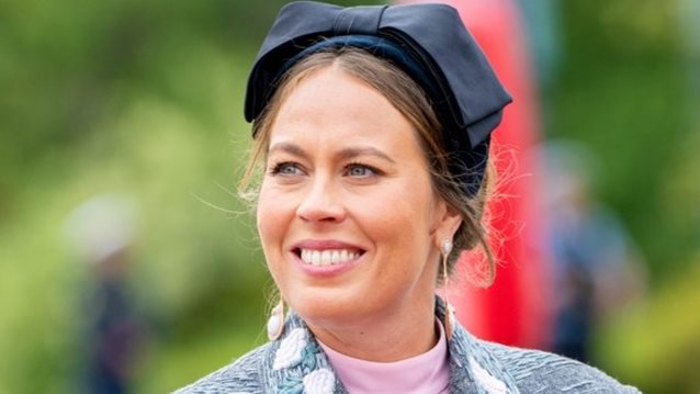 Στιλιστική κόντρα ανάμεσα σε Μαρί Σαντάλ και Νίνα Φλορ: Με το ίδιο φλοράλ φόρεμα σε εμφανίσεις τους στην Ελλάδα