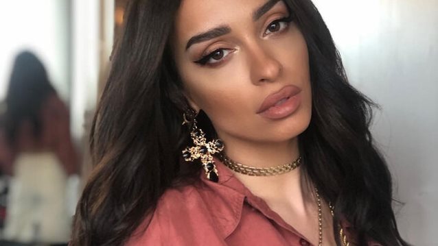 Ελένη Φουρέιρα
: Αυτά είναι τα πραγματικά μαλλιά της 
