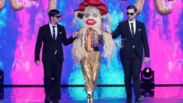 The Masked Singer | Ο &quot;Αχυρούλης&quot; για πρώτη φορά στη σκηνή! Δείτε την εντυπωσιακή εμφάνιση - Ποιος κρυβόταν πίσω από τη μάσκα;
