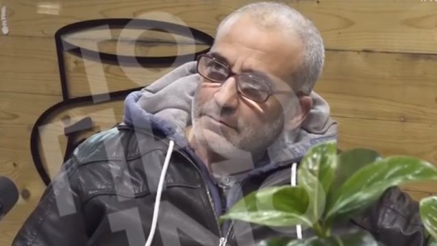 O Γιάννης Λιγνάδης μπροστά στην κάμερα μιλά για τον αδελφό του, Δημήτρη