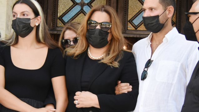 Συντετριμμένη η Δέσποινα Μοιραράκη στην κηδεία του Γιάννη Κοντούλη