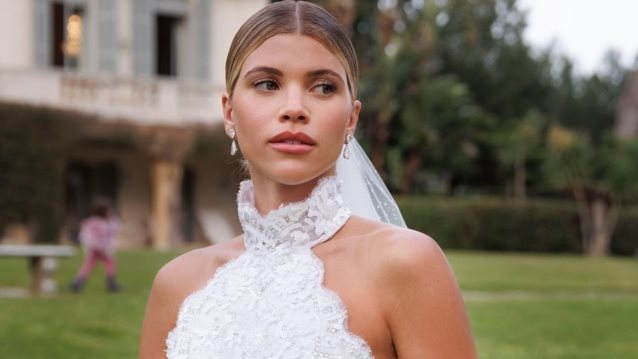 3 κομψά χτενίσματα για νύφες με μακριά μαλλιά με έμπνευση από το bridal look της Sofia Richie