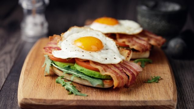 Δύο διάσημες συνταγές για να κάνεις τα καλύτερα αυγά μάτια: Σίγουρα είναι τα καλύτερα που θα φας