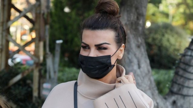 Η Νίνα Λοτσάρη σε σπάνιες φωτογραφίες με τις κόρες της