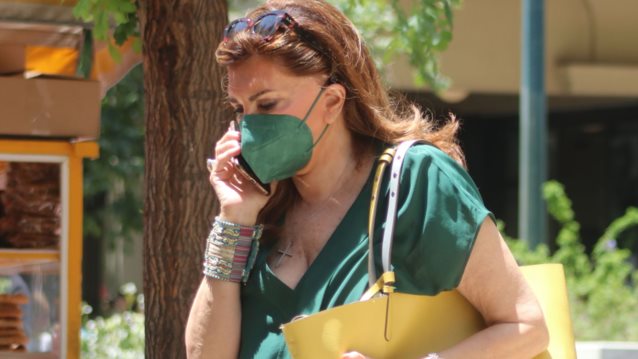 Η Μιμή Ντενίση σε καθημερινά στιγμιότυπα στο κέντρο της Αθήνας