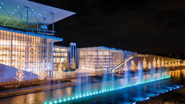 Κέντρο &quot;Σταύρος Νιάρχος&quot;: Φαντασμαγορικό σόου με εκατοντάδες drones σε εντυπωσιακούς σχηματισμούς