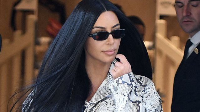 Hollywood Report
: Η εντυπωσιακή εμφάνιση της Kim Kardashian &amp; η αγνώριστη Katie Holmes μετά το ταξίδι στην Ελλάδα