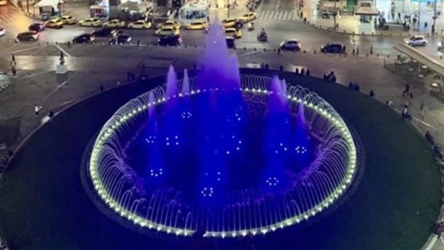 28η Οκτωβρίου: Γαλανόλευκο το σιντριβάνι στην Ομόνοια
