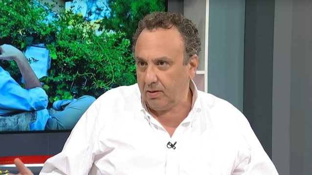 Χρήστος Χωμενίδης: &quot;Μου έκαναν τρομερό bullying - Έπρεπε να βγάλω αποτσίγαρα από τα μαλλιά μου&quot;