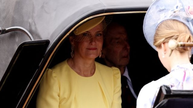 Εκθαμβωτική η δούκισσα Σόφι με αέρινο μάξι φόρεμα: Τα τεράστια μανίκια και ο απροσδόκητος συνδυασμός