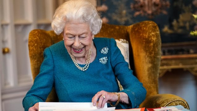 Ο Ed Sheeran θα τραγουδήσει έξω από το Παλάτι του Μπάκιγχαμ για χάρη της βασίλισσας Ελισάβετ