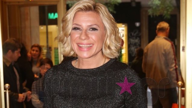 Κατερίνα Καραβάτου: Στο θέατρο με τα παιδιά της! Όλες οι φωτογραφίες