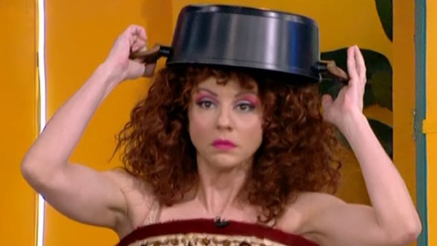 Video Of The Day: Η Βάνια «έσβησε» το #pillowchallenge και εμφανίστηκε φορώντας... χαλί!