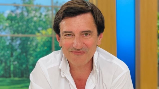 Θοδωρής Κουτσογιαννόπουλος: Μόνο με το μαγιό του! Δείτε το σπάνιο στιγμιότυπο από τις καλοκαιρινές του διακοπές