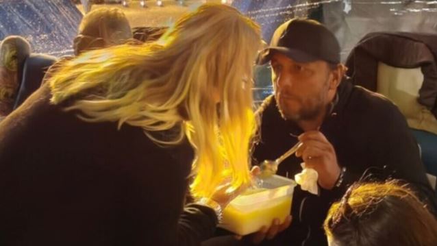 Η στιγμή που ο Πάνος Ρούτσι τρώει την πρώτη μπουκιά μετά την απεργία πείνας - Η φωτό που κάνει τον γύρο του διαδικτύου