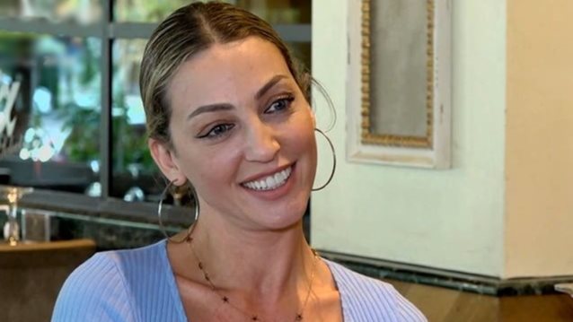 Βανέσα Αδαμοπούλου: "Με τον Ιωάννη Παπαζήση κάνουμε και φιλικές κουβέντες εκτός από συζητήσεις που αφορούν στο παιδί μας"