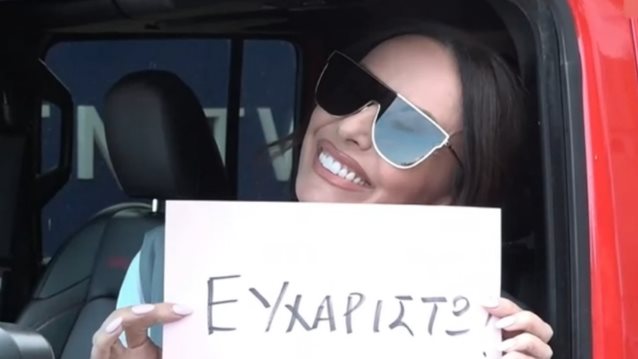 Η Μπέττυ Μαγγίρα απαντά στις ερωτήσεις δημοσιογράφου με... καρτέλες