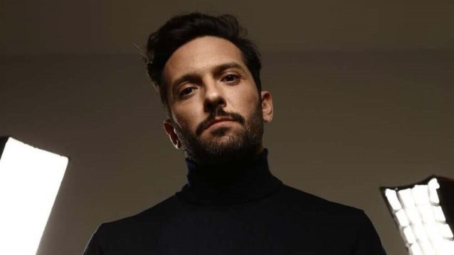 Eye Candy | O Δημήτρης Μοθωναίος στο μονόζυγο χωρίς μπλούζα