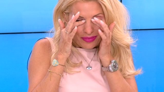 Ελένη Μενεγάκη: Τα δάκρυα on air &amp; η αποχώρηση από το πλατό: Video