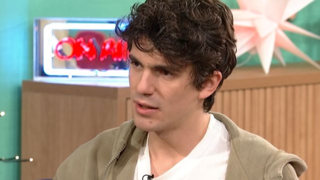 Δημήτρης Καπουράνης: &quot;Είμαστε γυμνοί, αγκαλιά - Πρέπει να είμαστε εντελώς ταπεινωμένοι μπροστά στον έρωτα&quot;