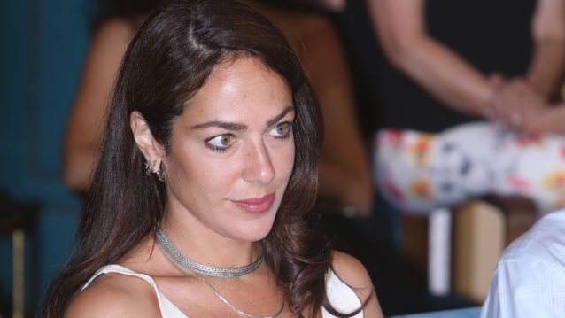 Η Δόμνα Μιχαηλίδου στη Βουλή με μαύρο πλεκτό μίντι φόρεμα - Εμφανής η φουσκωμένη κοιλίτσα της