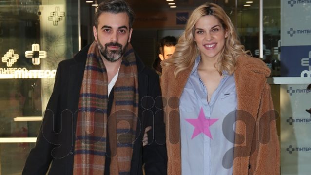 Μαντώ Γαστεράτου: Έξοδος από το μαιευτήριο με τους άνδρες της | Όλες οι φωτογραφίες