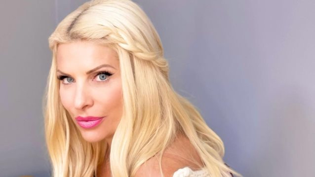 Η Ελένη Μενεγάκη σου δείχνει πώς θα φορέσεις το βελουτέ φόρεμα φέτος τα Χριστούγεννα