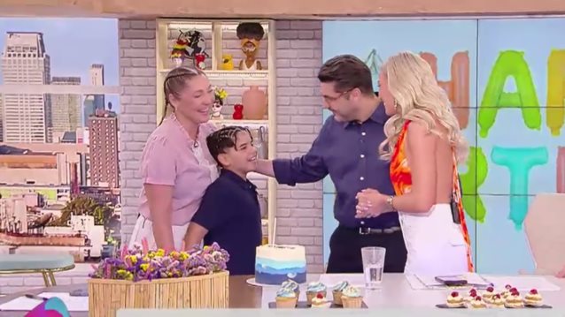 Γενέθλια για τον Λάμπρο Κωνσταντάρα - Η έκπληξη των συνεργατών του στο "Καλοκαιρινό Ραντεβού"