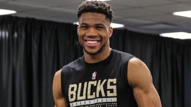 Ο Γιάννης Αντετοκούνμπο πήγε ... την κούπα σπίτι του | Δείτε τις αναρτήσεις του