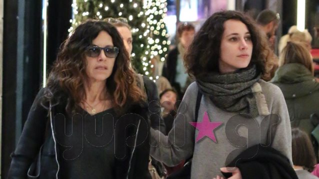 Ελευθερία Αρβανιτάκη: Η σπάνια δημόσια εμφάνιση με την κόρη της &amp; η φοβερή ομοιότητα!