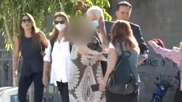 Πέτρος Φιλιππίδης | Αθίγγανη θαυμάστρια τον φίλησε έξω από το δικαστήριο