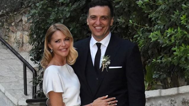 Τζένη Μπαλατσινού: Ο Β. Κικίλιας τη φωτογραφίζει στην Πάτμο - Με ανάλαφρα ρούχα και ψάθινο καπέλο