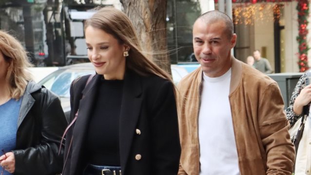 Ο Μιχάλης Ζαμπίδης σε σπάνια δημόσια εμφάνιση με τη σύζυγο και τις δίδυμες κόρες τους