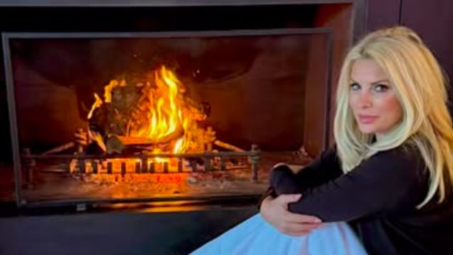 Η Ελένη Μενεγάκη χαλαρώνει μπροστά στο τεράστιο τζάκι του σπιτιού της