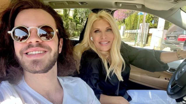 H Ελένη Μενεγάκη με τον γιο της σε πρωινή βόλτα