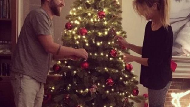Γιάννης Βαρδής - Νατάσα Σκαφιδά: Με την 7 μηνών κόρη τους, μπροστά στο χριστουγεννιάτικο δέντρο του σπιτιού τους