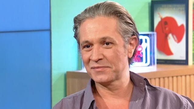 Αιμίλιος Χειλάκης: &quot;Ακόμα βρισκόμαστε με τον μεγάλο εφηβικό μου έρωτα - Έχει κάνει την οικογένειά της&quot;